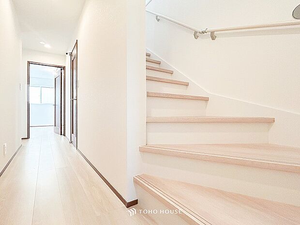 階段にはお子様やお年寄りに安心な手すりをご用意。