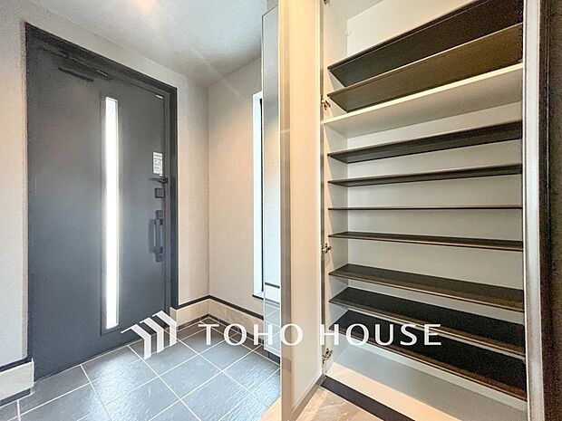 居住者の帰り、訪れる方を優しく迎えてくれる開放感のある玄関。