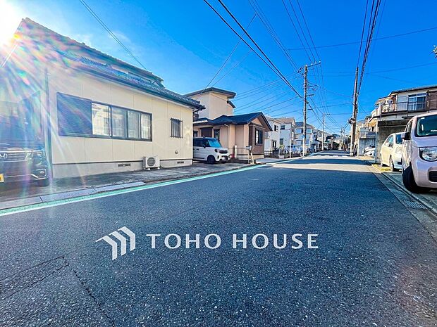 前面道路含む現地写真『快適』は「家」と「街」と「環境」が調和した時に訪れるだと改めて感じさせてくれます。