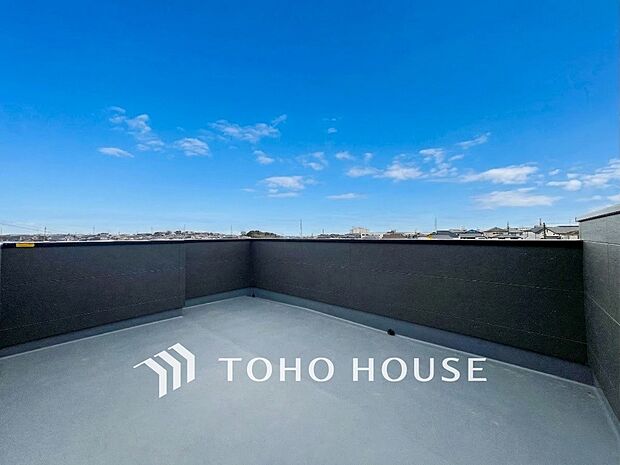 暮らしの中で光と風を演出してくれるバルコニー。