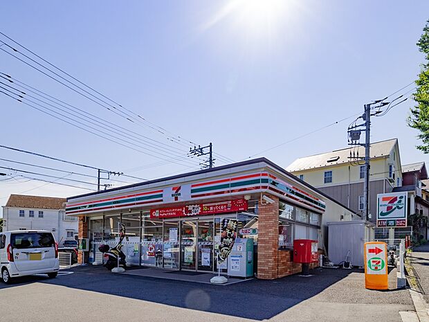 24時間営業。お弁当やお惣菜、パンなどをはじめ、生活用品、お酒、たばこなども取り揃えています。