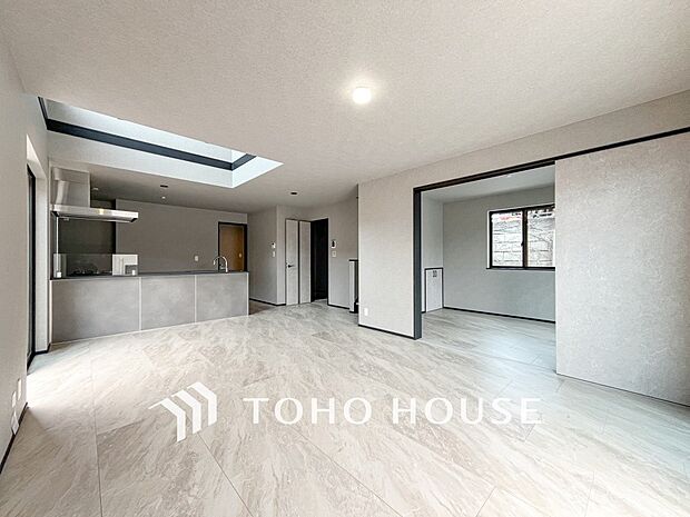 対面式キッチンのあるLDKで家族の会話が弾みます。