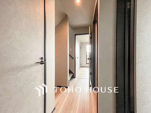 上質感漂う廊下。居住者の帰り、訪れる方を優しく迎える・安らぎに満ちた生活空間を予感させる。