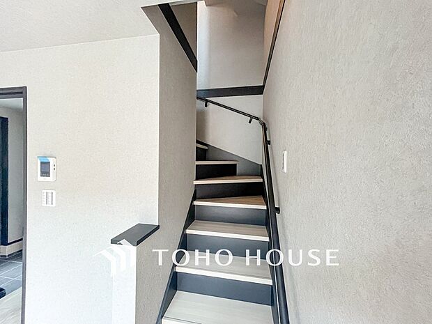 階段にはお子様やお年寄りに安心な手すりをご用意。