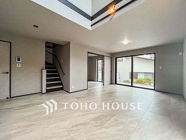 忙しい朝でも、しっかり家族が揃って食事をして頂けるゆとりある大きさのダイニングスペース。