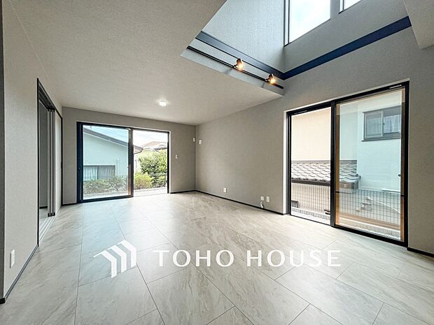 光と風があふれる開放的なリビングダイニングには自然と家族みんなが集まってきます。