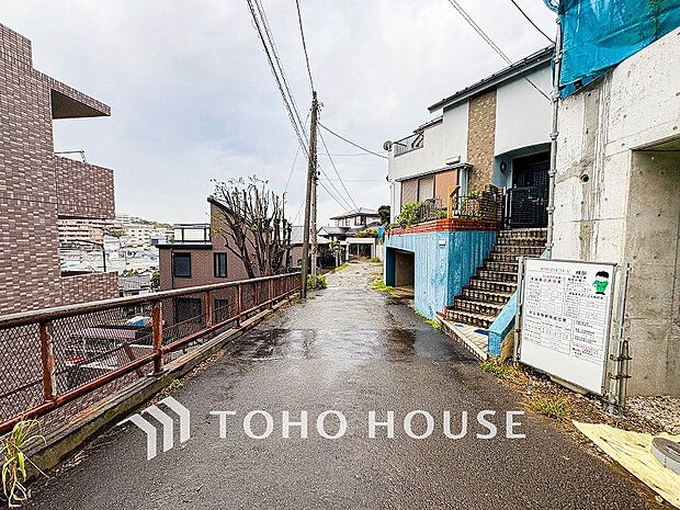 前面道路含む現地写真『快適』は「家」と「街」と「環境」が調和した時に訪れるだと改めて感じさせてくれます。