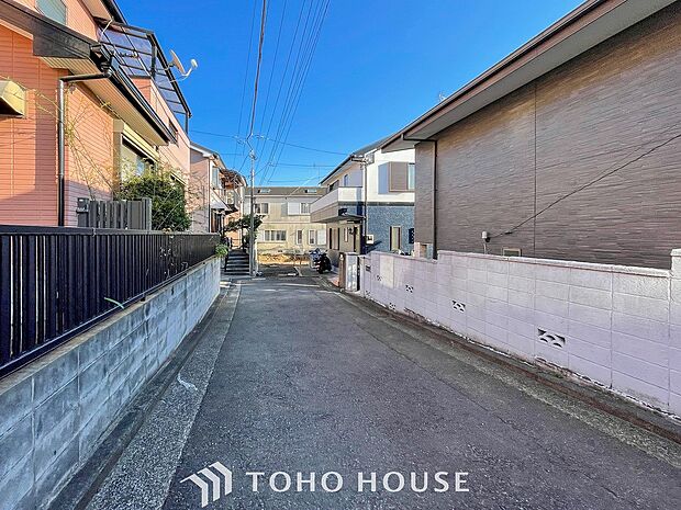 落ち着きのある閑静な住宅街に佇む邸宅。きっとここからご家族のかけがえのない想い出が作られることでしょう。