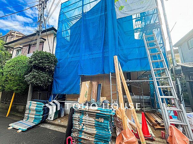 住む人や訪れる人やさしくエスコートする玄関アプローチ。