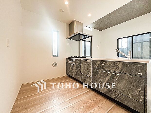 機能的で使い勝手のよさそうなキッチン。明るく清潔感があります。