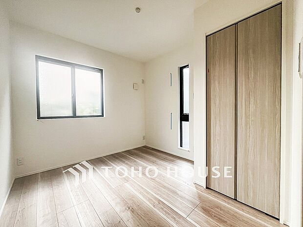 穏やかな風と陽光を導き、プライバシーに配慮された設計プランを採用し、居住性を一段と心地よいものにしています。