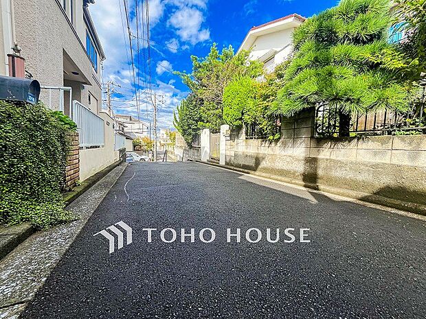 前面道路含む現地写真『快適』は「家」と「街」と「環境」が調和した時に訪れるだと改めて感じさせてくれます。