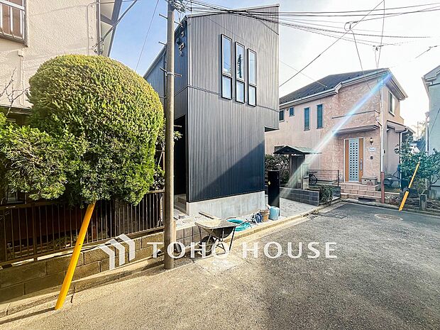 前面道路含む現地写真『快適』は「家」と「街」と「環境」が調和した時に訪れるだと改めて感じさせてくれます。