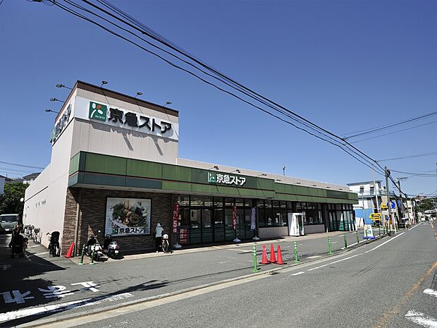 毎日の食卓を彩る新鮮な食料品が揃います。プライベードブランドの商品にも力を入れています。