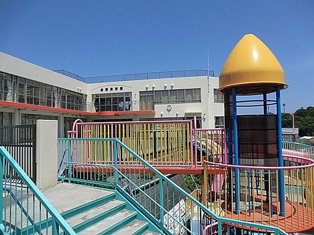 眺めも良好の保育園。近くには久良岐公園や岡村公園もありお散歩コースにも恵まれています。