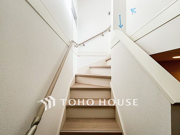 パブリックゾーンとプライベートゾーン繋ぐ階段。豊かな陽光が注ぎ込み、爽やかな住空間を演出。