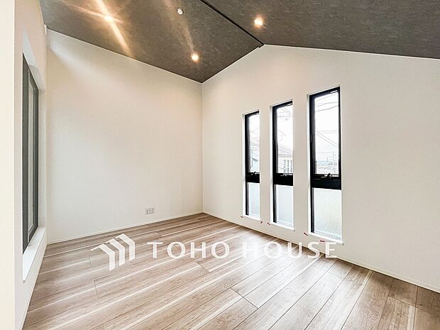 忙しい朝でも、しっかり家族が揃って食事をして頂けるゆとりある大きさのダイニングスペース。