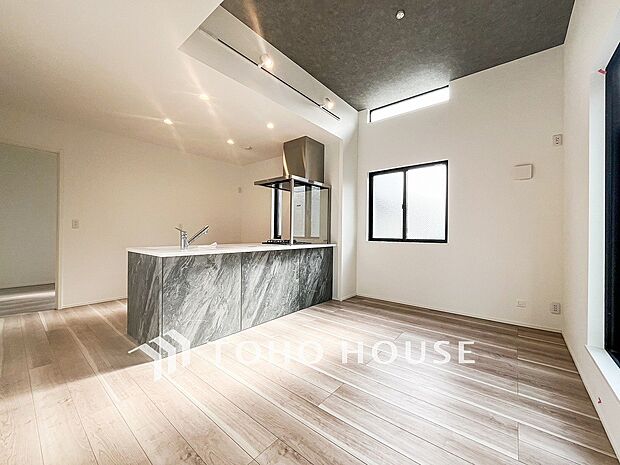 美味しいお料理も楽しいお喋りもキッチンを中心に広がります。