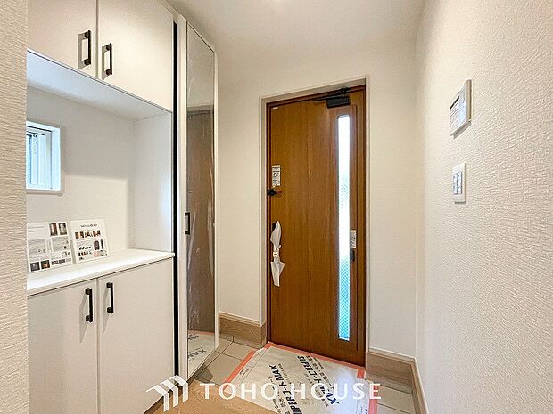 居住者の帰り、訪れる方を優しく迎えてくれる開放感のある玄関。