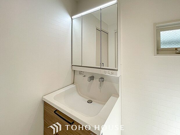 洗面台・洗面所三面鏡裏収納には化粧品や洗面用品類をすっきり整理できます。