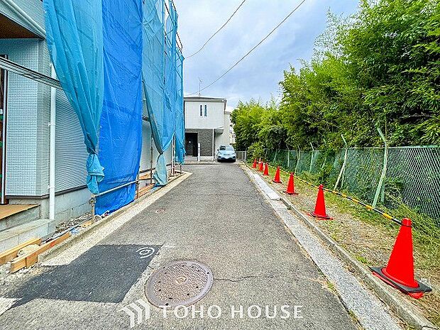 前面道路含む現地写真『快適』は「家」と「街」と「環境」が調和した時に訪れるだと改めて感じさせてくれます。