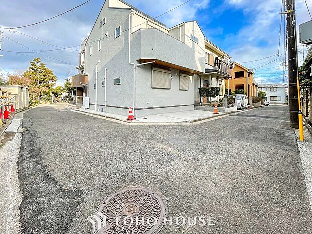 前面道路含む現地写真『快適』は「家」と「街」と「環境」が調和した時に訪れるだと改めて感じさせてくれます。