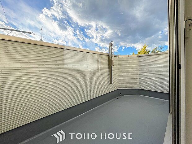 暮らしの中で光と風を演出してくれるバルコニー。