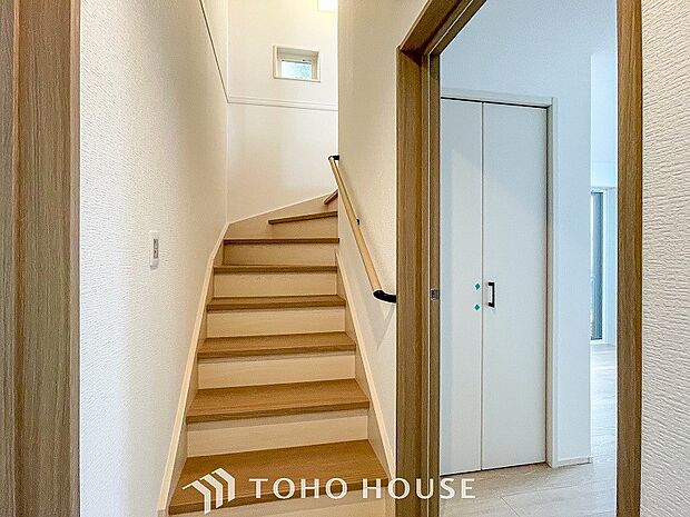 パブリックゾーンとプライベートゾーン繋ぐ階段。豊かな陽光が注ぎ込み、爽やかな住空間を演出。