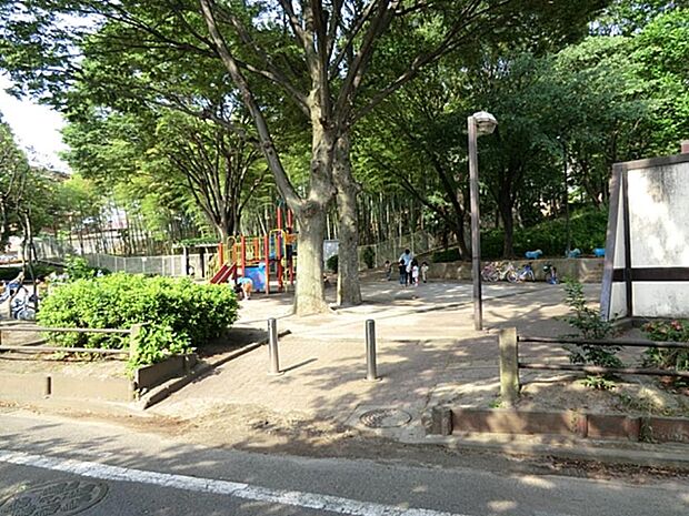 緑に包まれた自然豊かな公園。安心して遊べる豊富な遊具と、秋にはどんぐり拾いが楽しめます。
