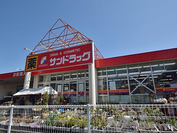 お薬や日用品の他、食品やお米、お酒も取り扱っているドラッグストア。季節家電など、ニッチな需要に応じる品ぞろえも。