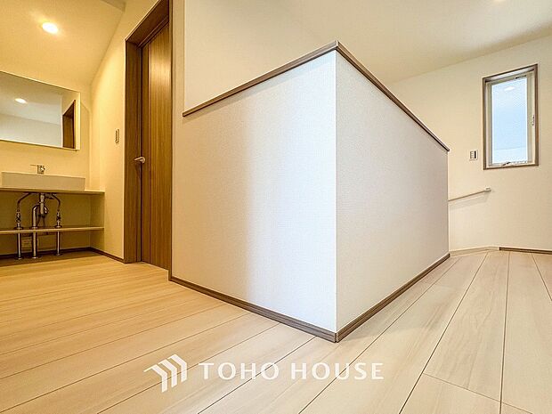 やわらかな陽射しがふりそそぎ、ゆったりした時間が流れる室内。