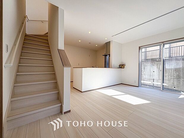 パブリックゾーンとプライベートゾーン繋ぐ階段。豊かな陽光が注ぎ込み、爽やかな住空間を演出。