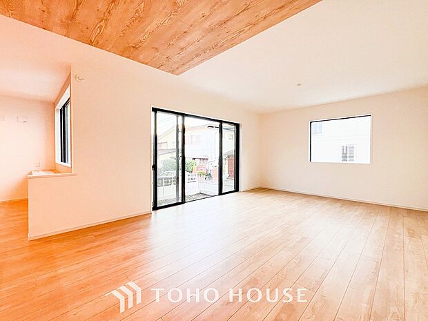 太陽の恵みを一気に受けた明るくあたたかいお住まい。吹きぬける風を感じながら爽やかで風通しの良い暮らし。