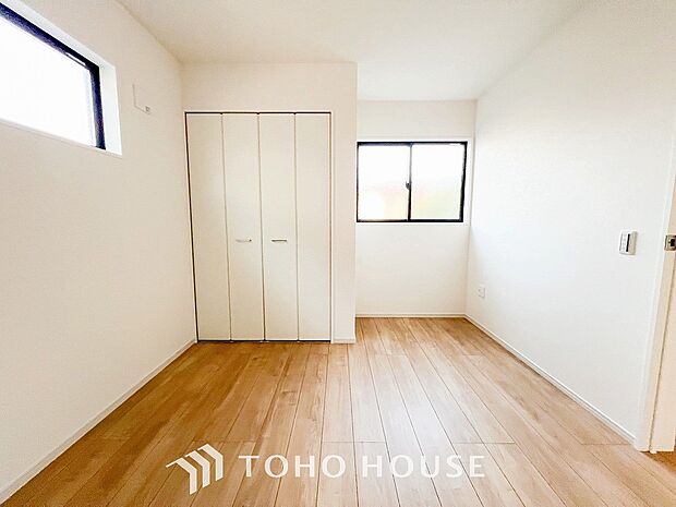 大きな窓からたっぷりと陽光が注がれる明るい空間。家族の成長に対応できる永住仕様の間取り。