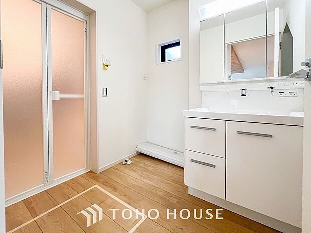 落ち着いた空間を演出するカラーと、ゆったりお使い頂ける広さが魅力のパウダールーム。