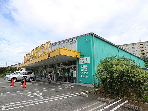 営業時間9時-22時半まで。薬・化粧品の他、食品や雑貨等の取り扱いがございます。