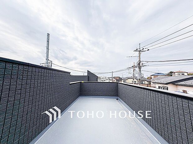 暮らしの中で光と風を演出してくれるバルコニー。