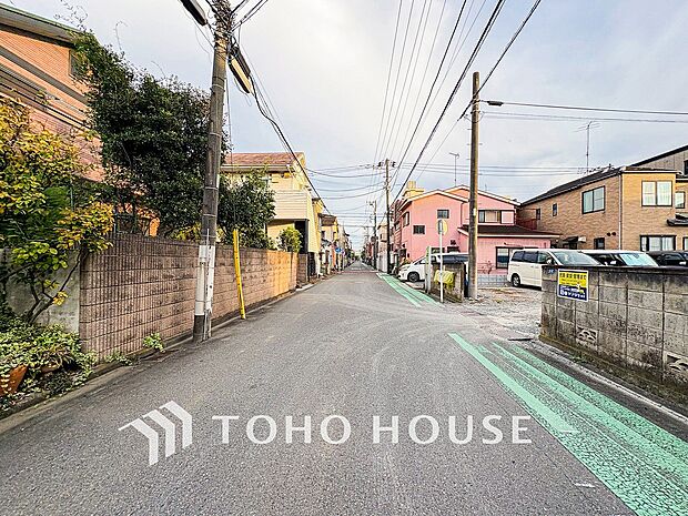 落ち着きのある閑静な住宅街に佇む邸宅。きっとここからご家族のかけがえのない想い出が作られることでしょう。