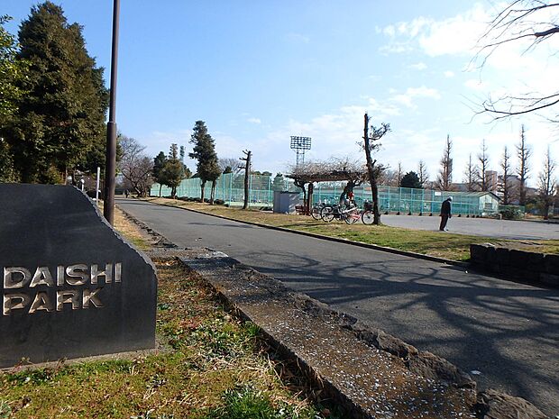 自然豊かな大型公園。子供が遊べる大型遊具が豊富に揃えられております。
