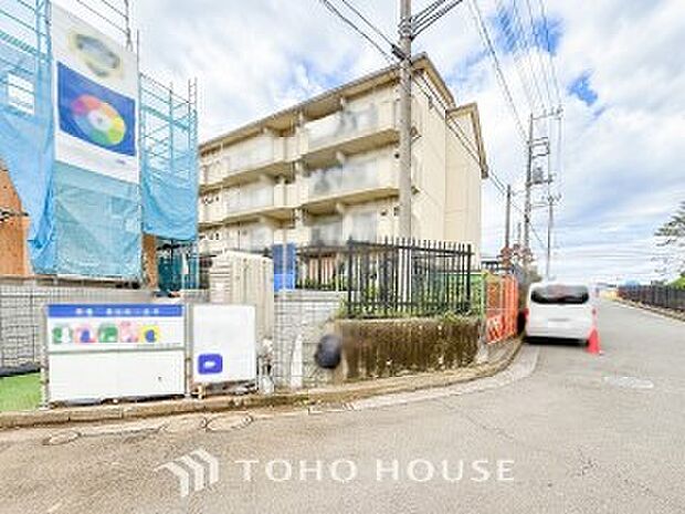 落ち着きのある閑静な住宅街に佇む邸宅。きっとここからご家族のかけがえのない想い出が作られることでしょう。