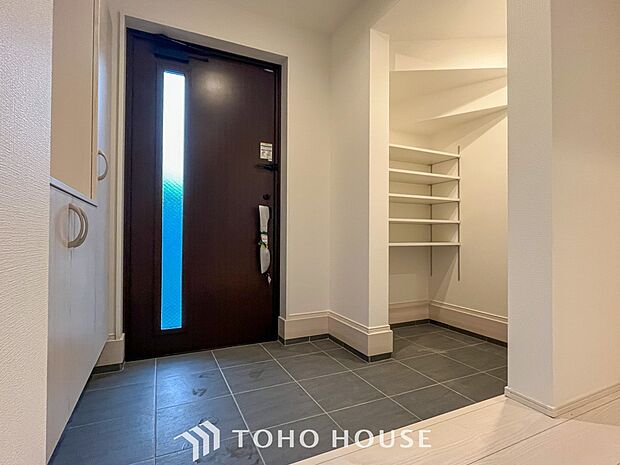 清潔感溢れる玄関がお出迎えする本邸宅の物語は、ここから始まる日常を期待させます。