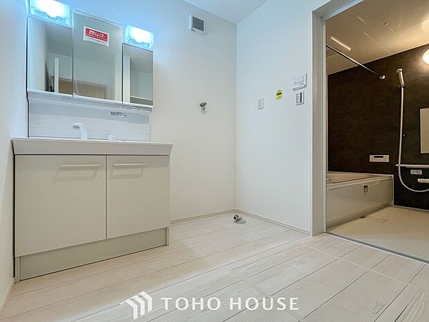 清潔感のあるカラーで統一されたプライベート空間は、身だしなみチェックや肌のお手入れに最適です。