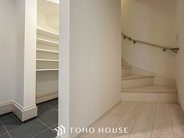 階段にはお子様やお年寄りに安心な手すりをご用意。