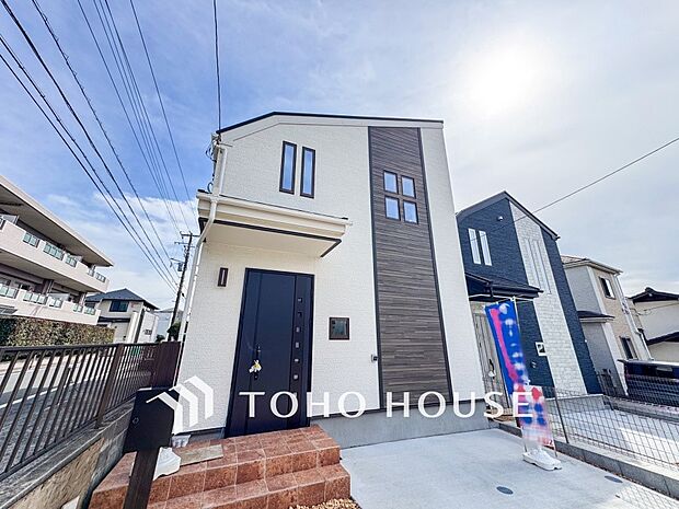 住む人や訪れる人やさしくエスコートする玄関アプローチ。