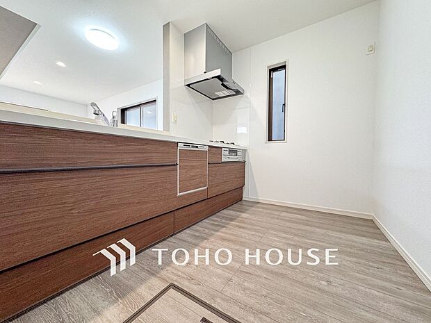 機能的で使い勝手のよさそうなキッチン。明るく清潔感があります。