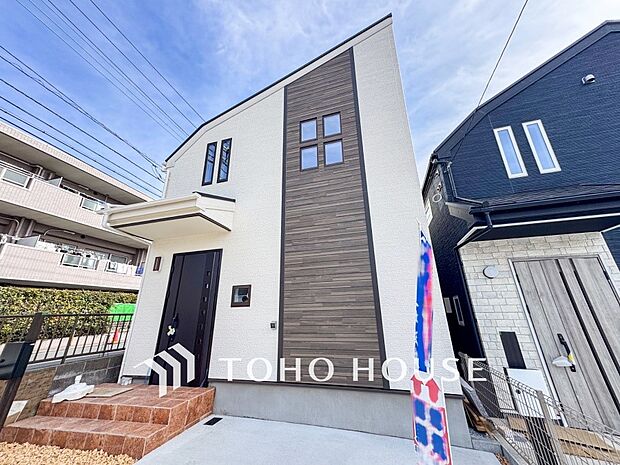 住む人を映し出す洗練された佇まいは、いつまでも輝き続けながらいつしか街の風景に溶け込んでいきます。