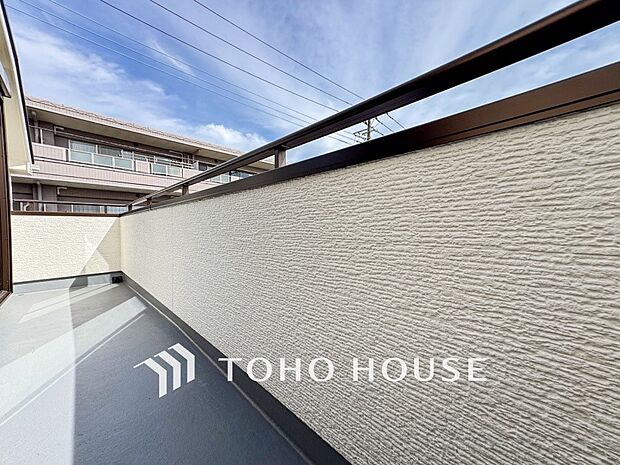 暮らしの中で光と風を演出してくれるバルコニー。