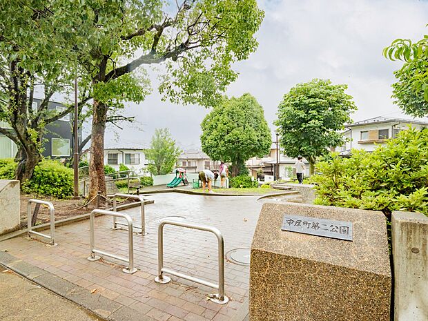 小さな子どもの遊べる遊具や砂場のある公園。豊かな緑に彩られた心地よい公園。