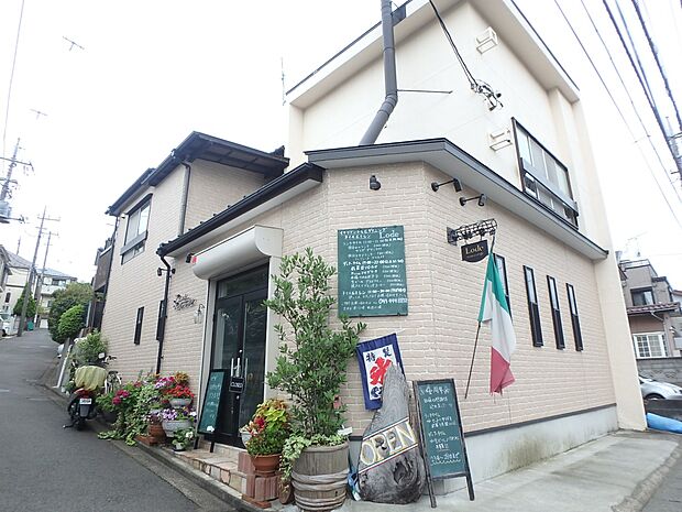 ユニークなこだわり“ご褒美”空間 。1階はイタリアンレストラン、2階はネイルサロンとミシンルームになっています。