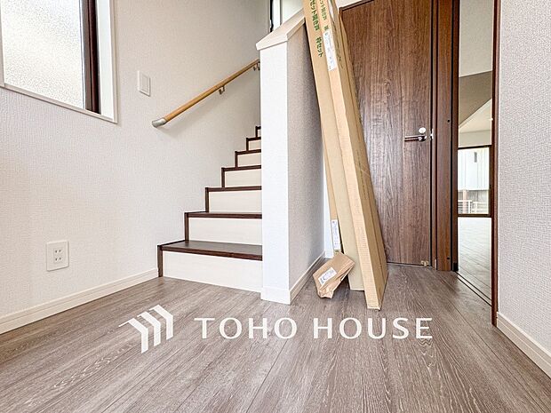 上質感漂う廊下。居住者の帰り、訪れる方を優しく迎え安らぎに満ちた生活空間を予感させます。